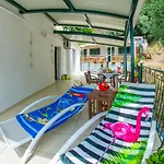 شقة Aliki
